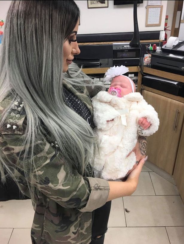 喷错人啦！英国女卖仿真玩具娃娃，网友以为是真婴儿怒喷卖家