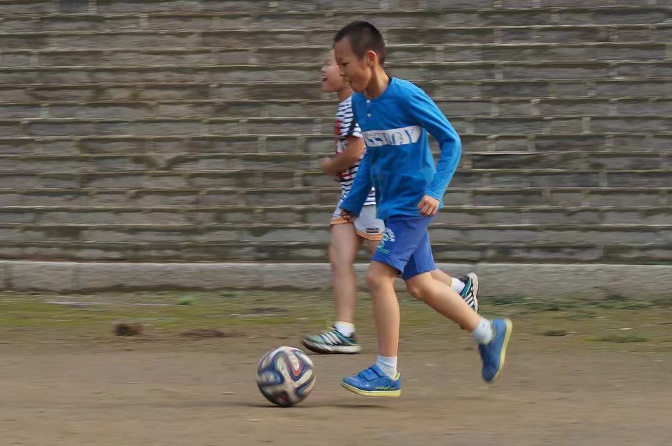 孩子和足球的故事绘画,孩子和足球