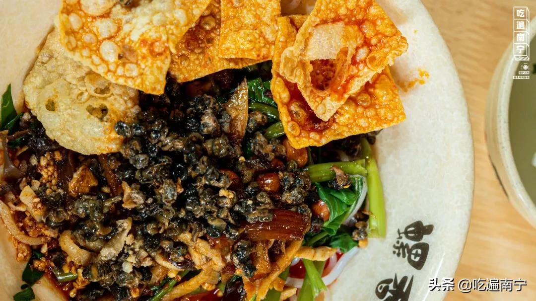 最近有一家特别火的螺蛳粉店,广西南宁西乡塘皇冠螺螺蛳粉