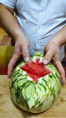 搞笑GIF开心一刻:姑娘你晚上睡觉,你要小心你家这只猫