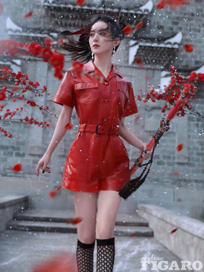 赵丽颖一袭金色星光渐变裙出镜,赵丽颖穿白色裙子亮相代言