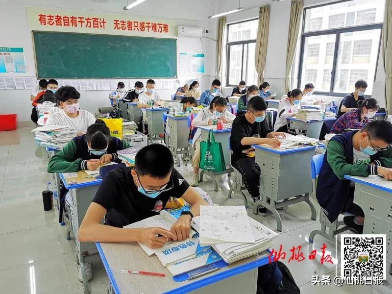 仙桃学生神兽归笼视频,神兽归笼小学家长开心到模糊