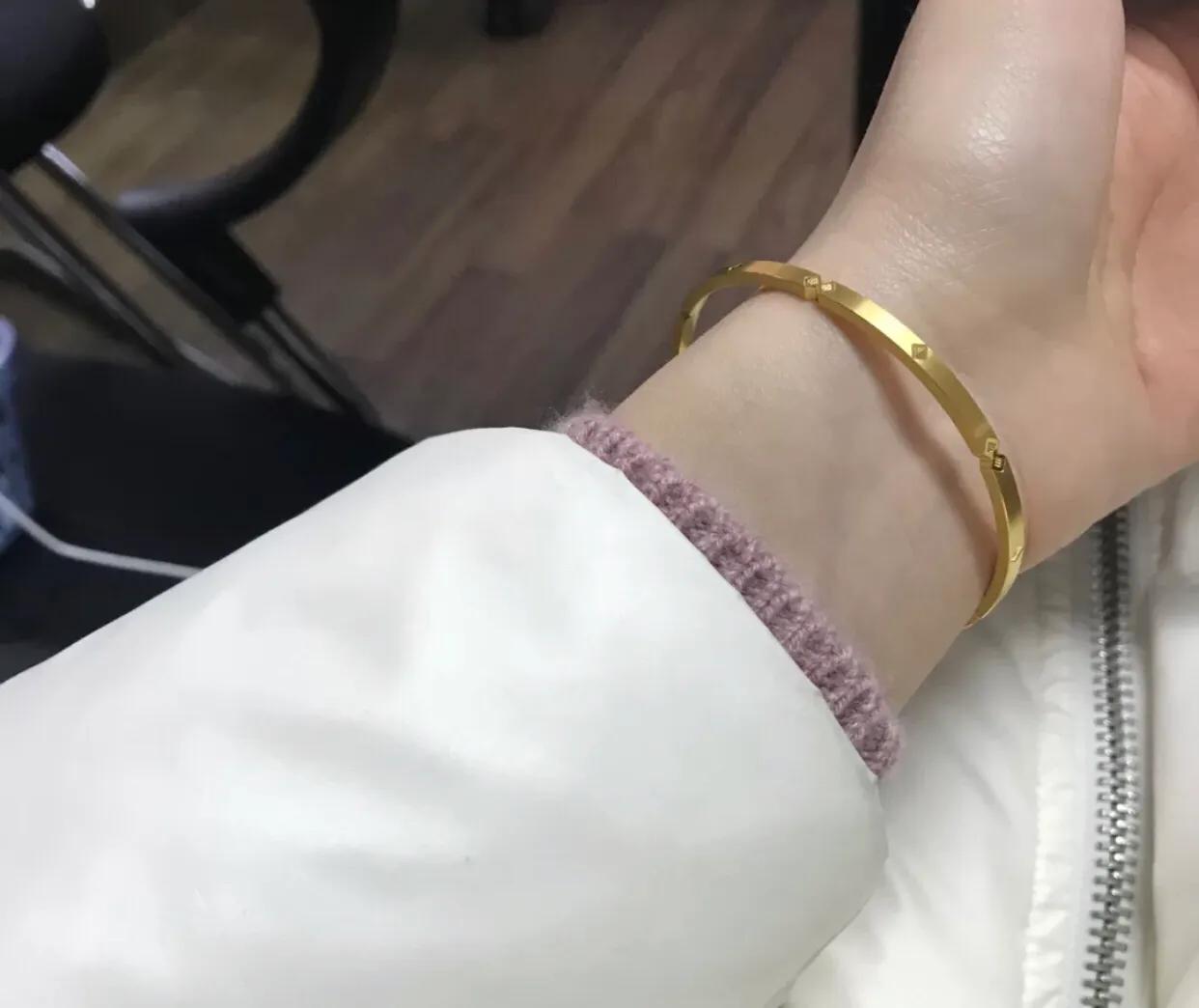 纯金Celine同款手镯,在老庙买的黄金是真的吗