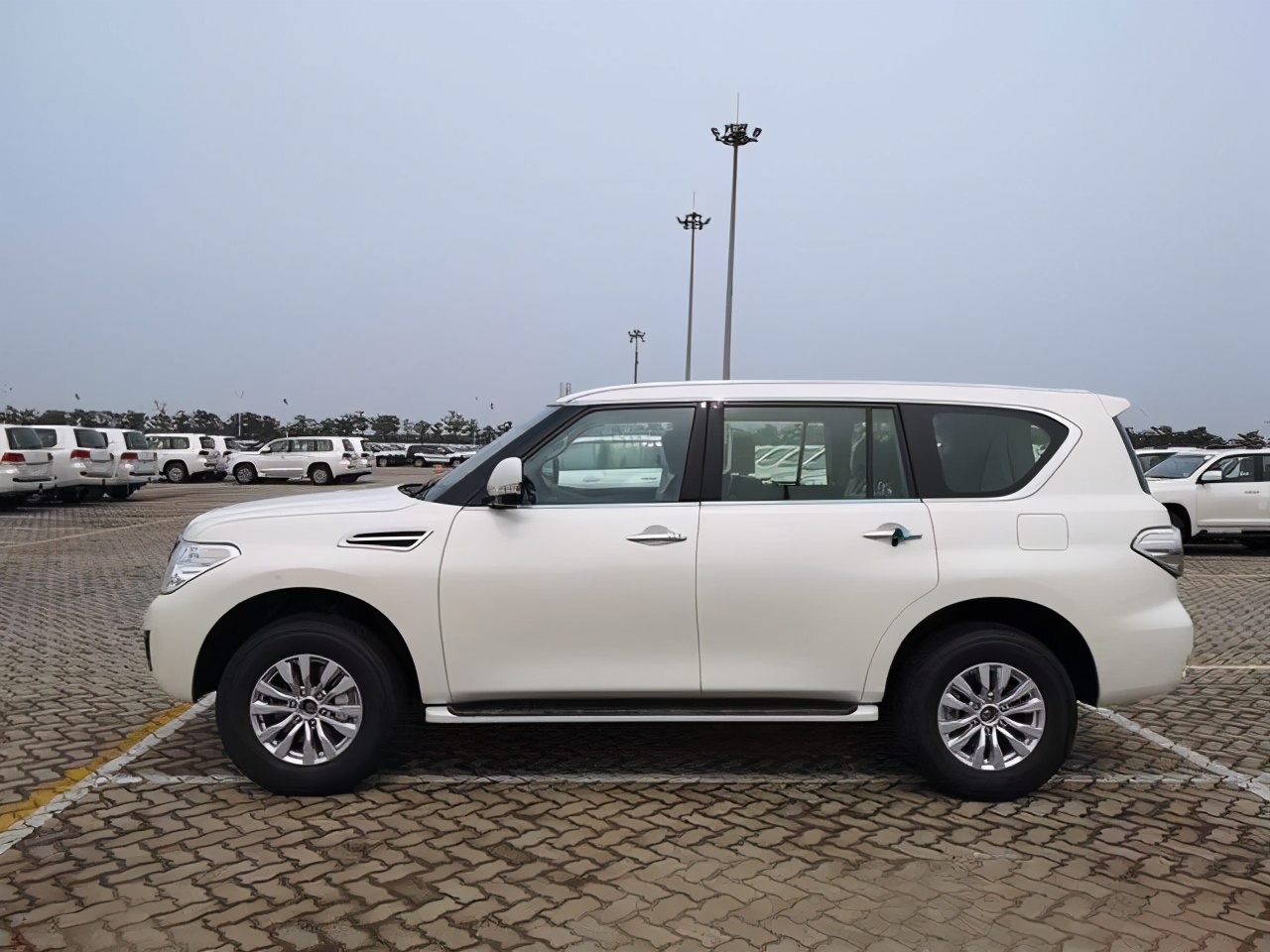 2022款日产途乐对比霸道2700,丰田霸道和日产途乐油耗