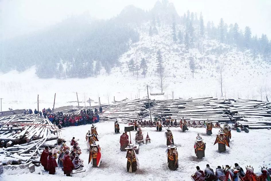 苗族千人共舞祈愿风调雨顺,人神共舞