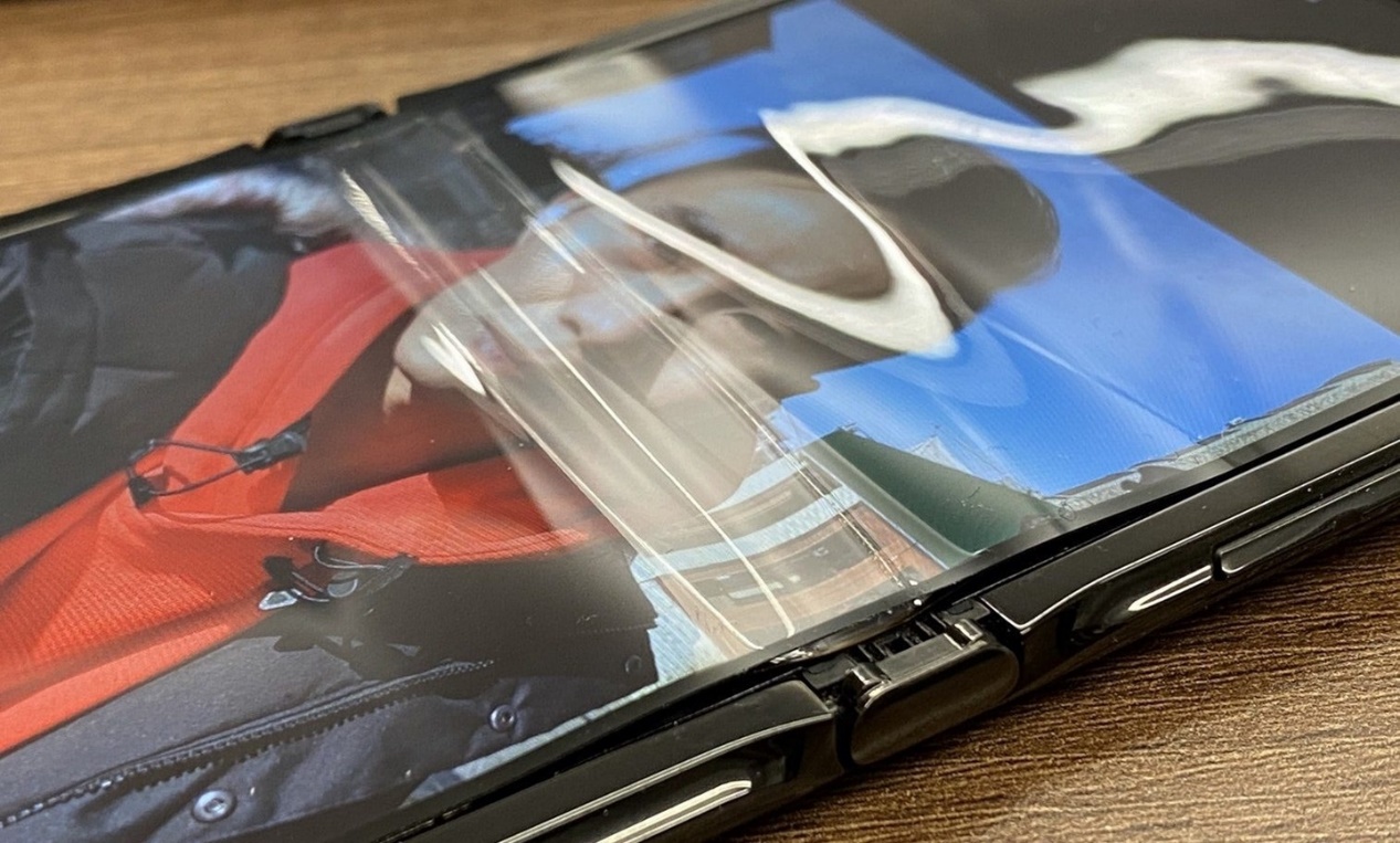 折叠机也怕冷？三星ZFlip、摩托罗拉Razr相继出现屏幕受损