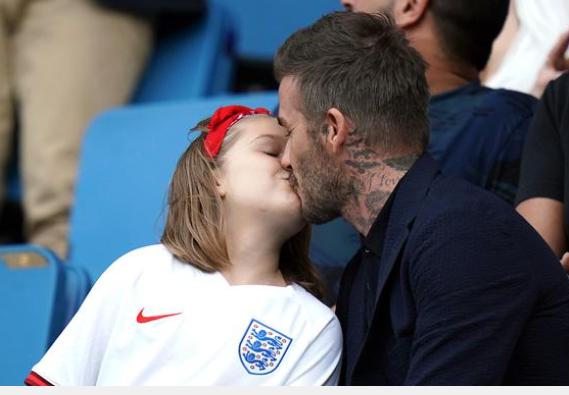 贝克汉姆亲吻小七画面温馨，却遭英国名嘴质疑父爱方式，争议不断