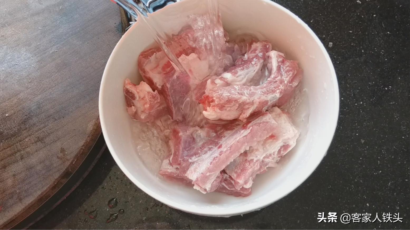 这才是蒜香排骨最好吃的做法,这才是排骨最过瘾吃法