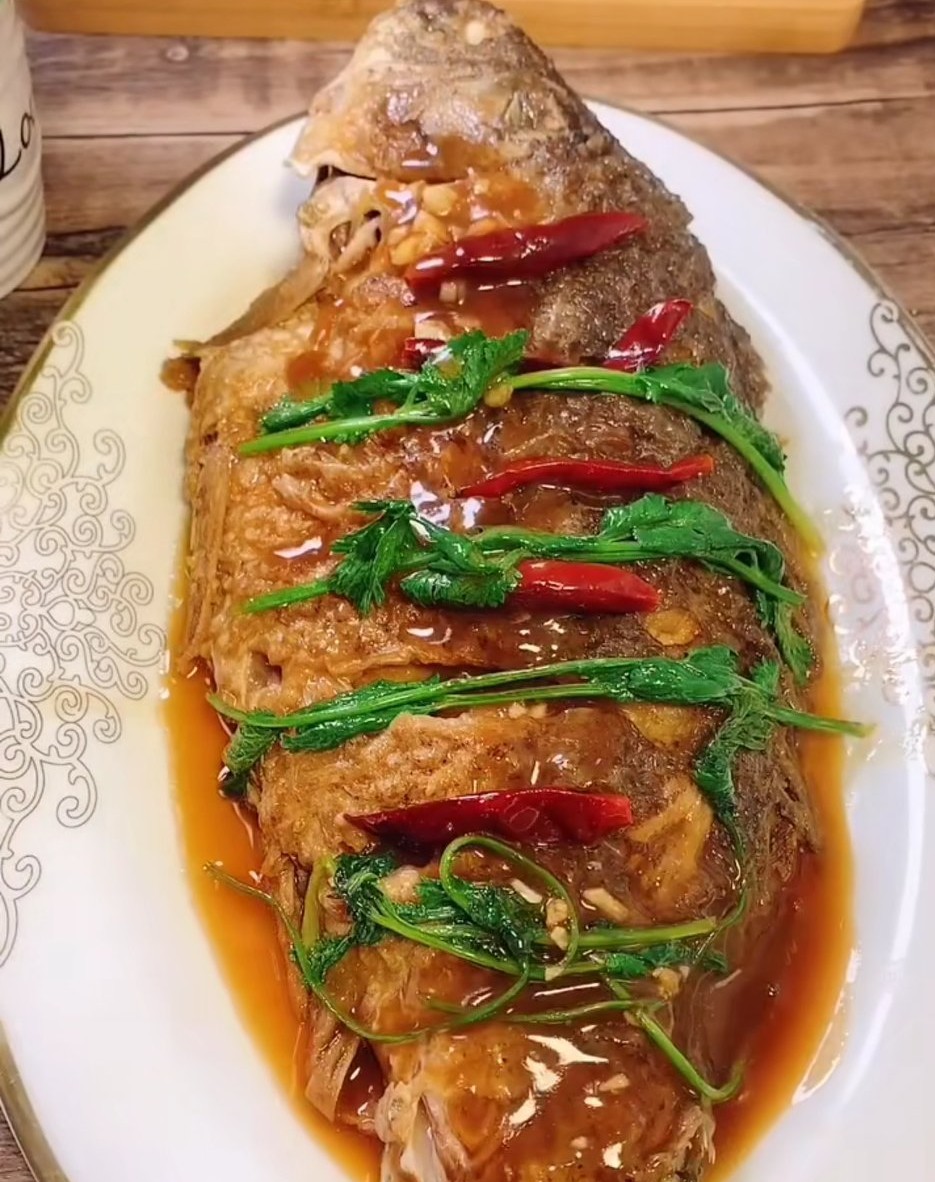 红烧鲤鱼怎样做不掉皮,红烧鲤鱼必备大菜多加两种食材