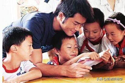 手机8年不换，却买天价手办，你给名人“节俭”交了多少智商税？