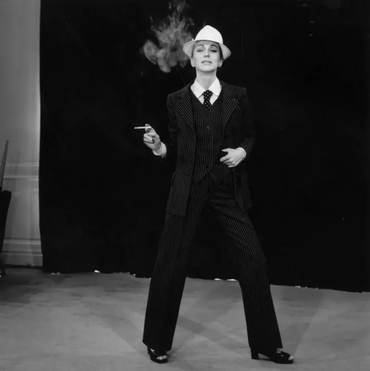 优雅与激情的化身，这个混迹巴黎40年的混血女人真致命