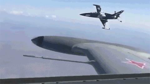 即使机毁人亡,也要找刺激!为何俄飞行员总爱杂耍式飞行选技巧