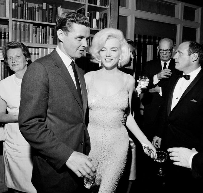 开眼了,乔丹穿过的鞋能卖400万!梦露穿过的裙子更是高达3400万