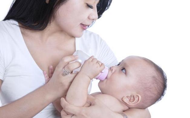 宝宝吐奶拍背的正确方法图解,宝宝吐奶呛奶拍背