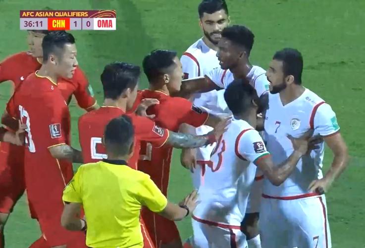 国足对战日本恶意犯规,国足激烈冲突火爆场面