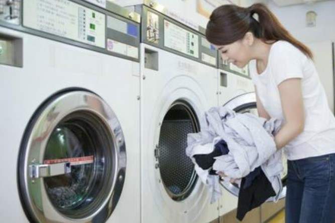 白色衣服顽固污渍去除的最佳方法,小朋友衣服上的污渍洗不掉怎么办