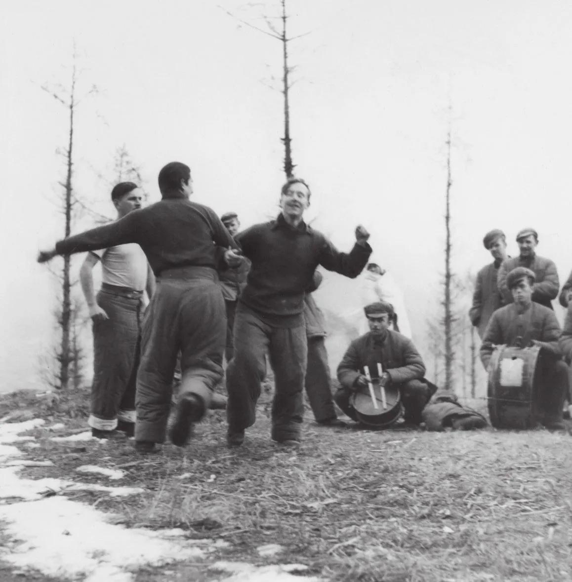 圣诞晚会上，碧潼战俘营的“联合国军”战俘们高呼：志愿军万岁