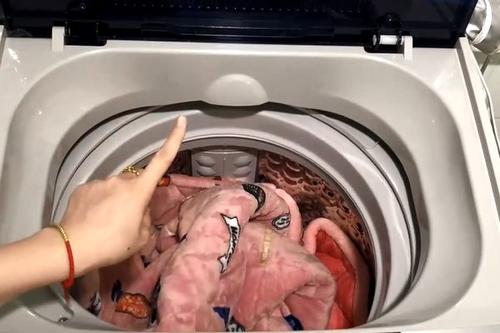 发黄的白色羽绒服怎样清洗,怎么清洗发黄的白色羽绒服