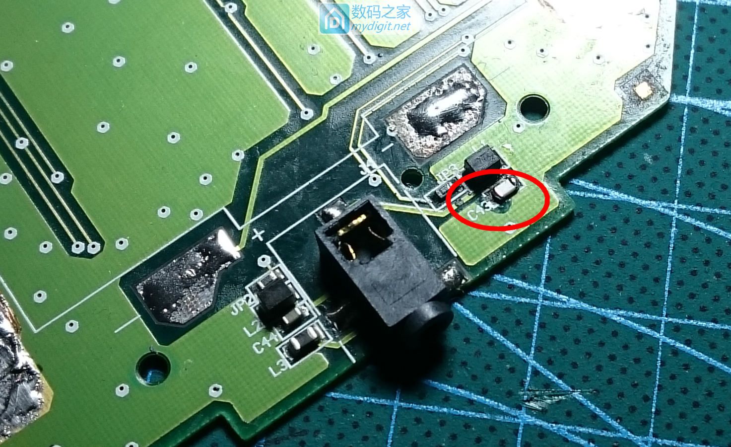 技术大佬秀操作！德州仪器TI-89图形计算器拆机维修及CPU超频