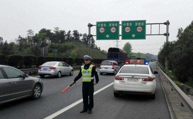 高速上跑120突然看到限速60怎么办,开车突然提示你已超速限速120
