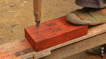 【设计篇】61岁中国大爷火爆外媒！“玩”木头让上亿老外看傻眼！