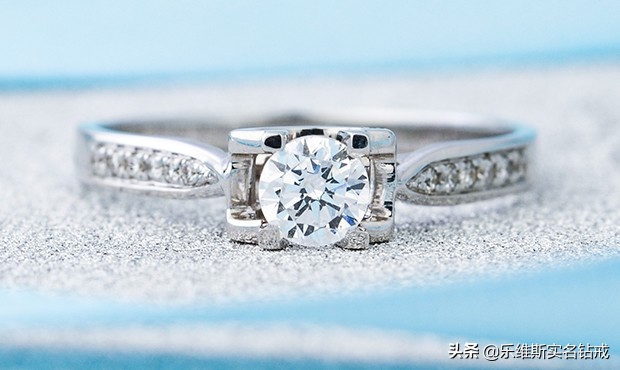 结婚的戒指是谁给谁买的,结婚时男士的婚戒是由谁买