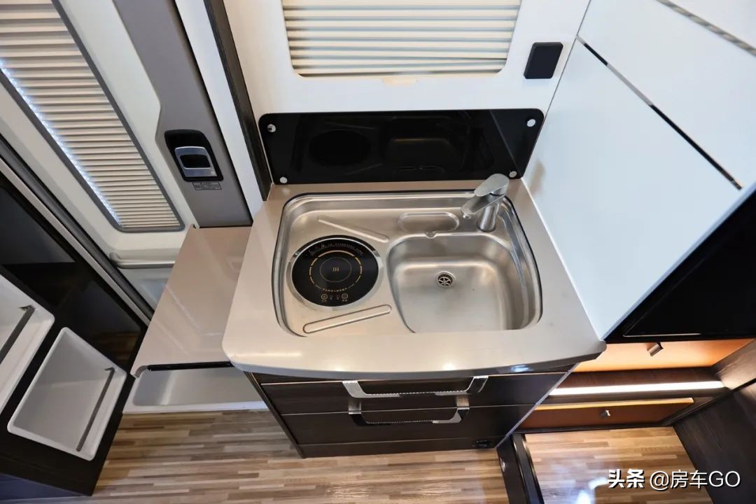这台房车有5种充电方式，车内电器语音控制，卫生间也是干湿分离