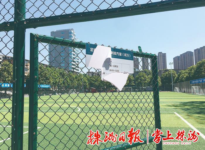 没地方跳广场舞的视频,大妈为跳广场舞砸足球场锁头后续