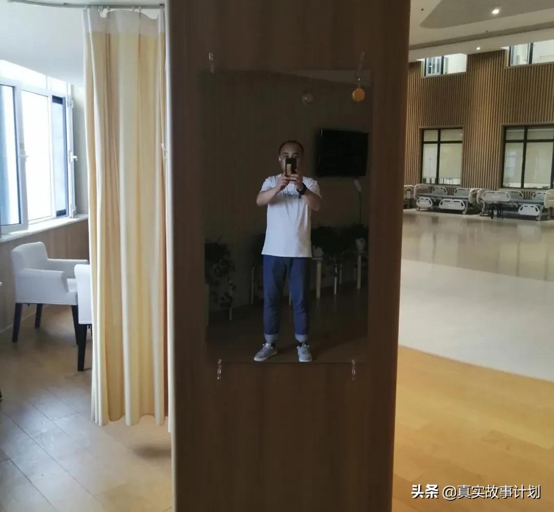 帮女性挑选、佩戴义乳的男性，帮助顾客接受自己，“挺胸做人”