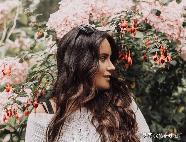 异性之间怎么让女人爱你,异性想和你有关系的表现