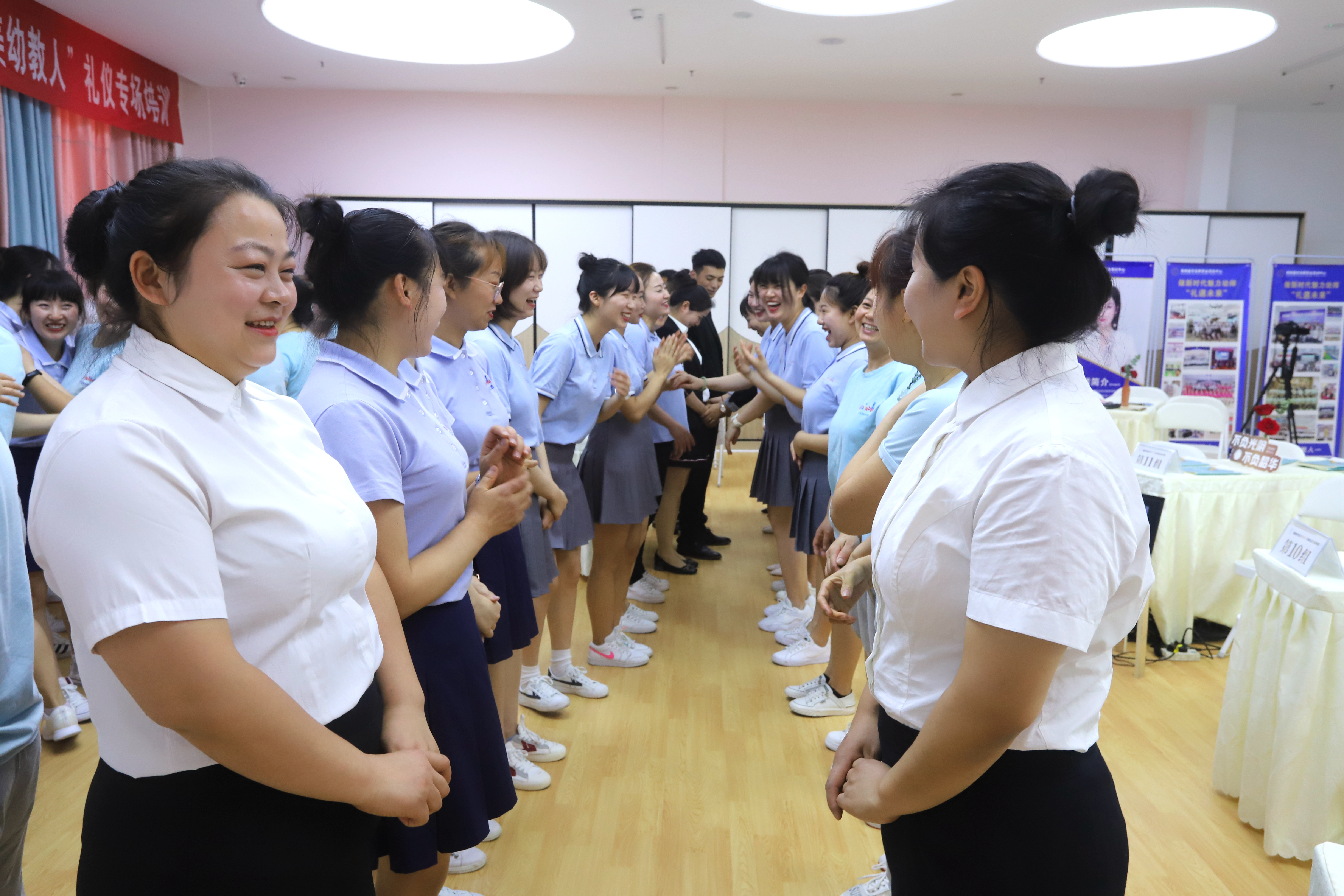 彭山区云堡幼儿园组织教职员工开展“最美幼教人”礼仪培训