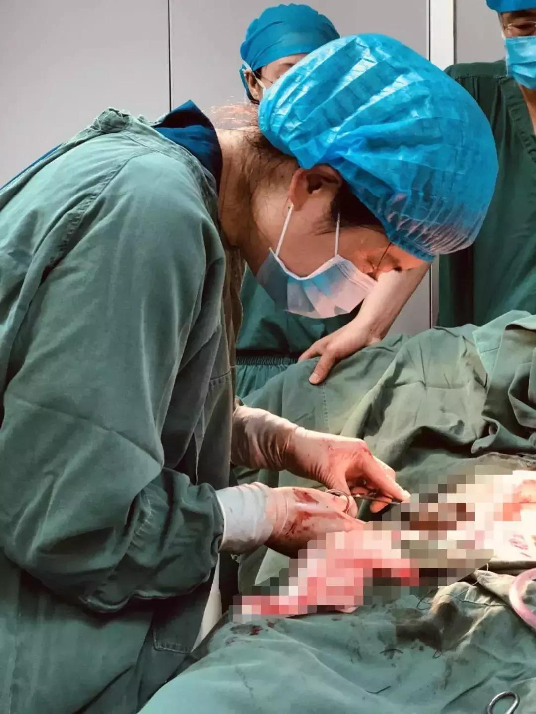 这个“别扭”的姿势，很美！