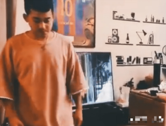 不满心爱球队失败，苏醒用拳头愤怒砸碎电视机，网友：狂躁发作？