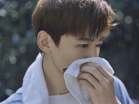 男明星天生“自带妆容”,白敬亭自带眼线,周震南全脸都让人羡慕