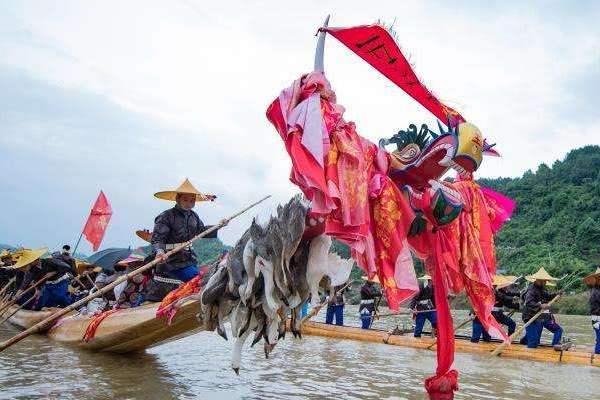 贵州施洞之旅,西江千户苗寨黄果树小七孔三日游