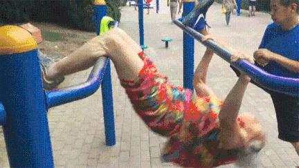 街头健身有些人不懂健身就瞎练,农村大爷习武健身一身肌肉