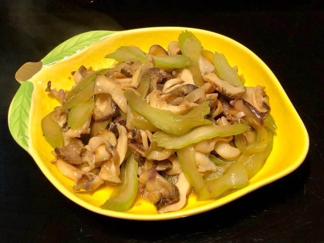 哈尔滨特色美食商委肉丸子，尾季尝鲜，我拿它来做个小火锅