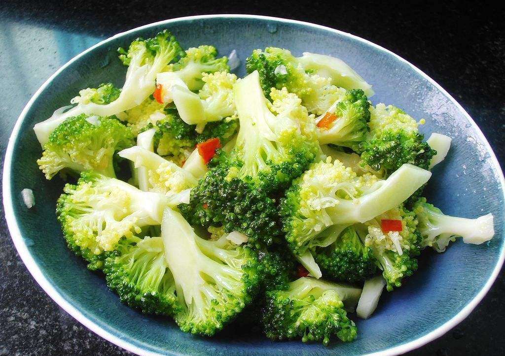 西兰花内有许多小虫还能吃吗,煮好的西兰花发现有虫还能吃吗