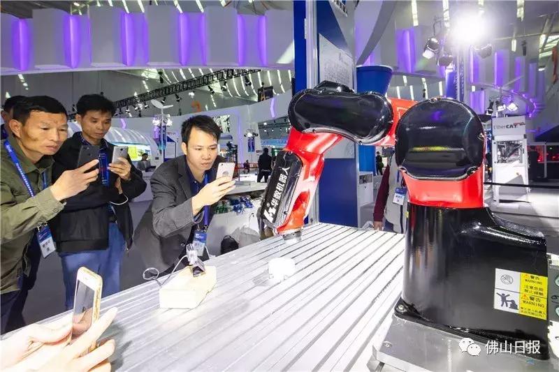 没想到，珠洽会上的机器人“样样精通”！看完觉得自己快失业了