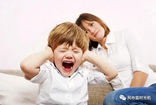 一小孩扔凳子砸老师,小孩扔凳子发脾气怎么教育