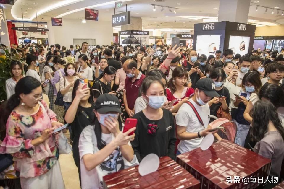 海南免税店买卡地亚会便宜多少呢,海南免税店每天有多少消费