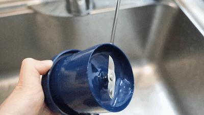 小孩手被榨汁机卡住,孩子手指被榨汁机搅伤