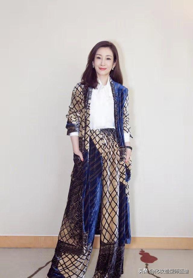 秦海璐白衬衫怎么搭,秦海璐穿西装走混搭风美又飒