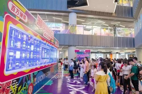 “2元闪店”空降南京路步行街，开街20周年购物狂欢夜玩出科技感