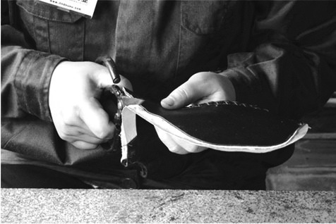 笼鞋浅出鸦头袜知是凌波缥缈身,笼鞋