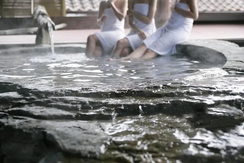 泡温泉的“姿势”不对，会传染妇科病是真的