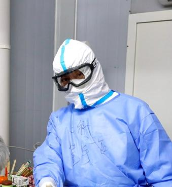 董宇超：密封的护目镜里，他向患者敞开一扇“心灵之窗”