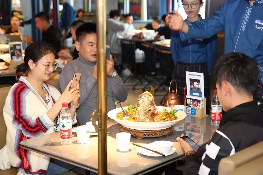 这家店开业人气挤爆长沙悦方，到底是湘菜头牌……