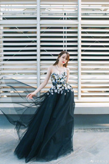 迪丽热巴尝试新造型身穿抹胸装,迪丽热巴身穿抹胸礼服