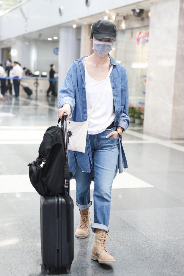 汤唯简单随性穿搭穿出满满大牌感,汤唯穿黑西装外套尽显气质